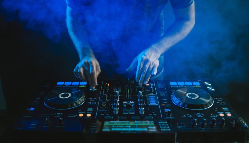 Image illustrant un DJ professionnel pour animer vos événements à Bourg-en-Bresse