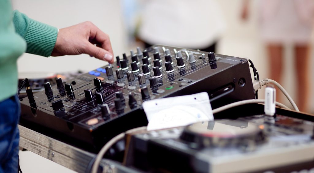 Image représentant un DJ en plein mixage lors d'une soirée animée