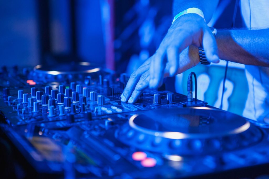 Image représentant un DJ en action lors d'un événement