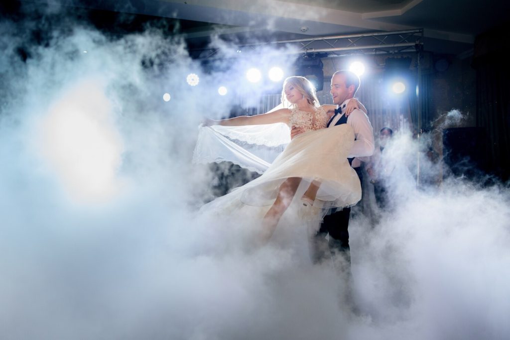 Image représentant un couple de mariés échangeant des vœux lors de leur cérémonie de mariage