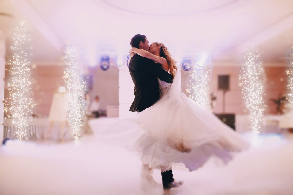 Image illustrant un couple de mariés échangeant des vœux lors de leur mariage à Chambéry