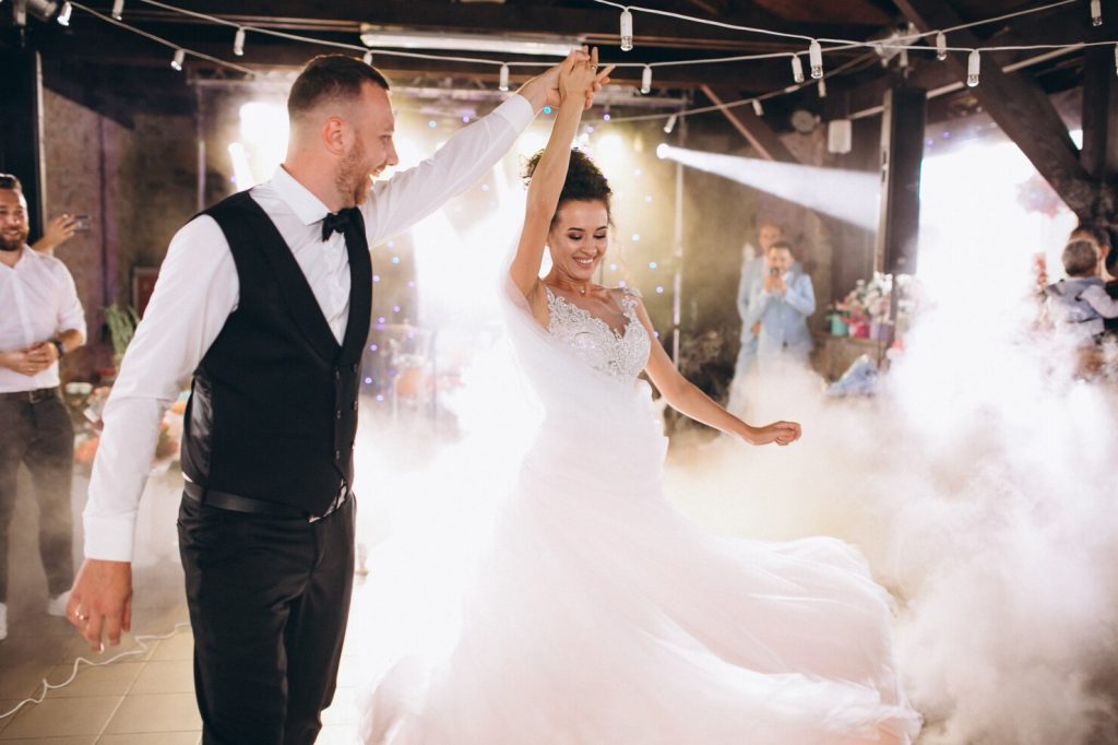 Image de couple de mariés échangeant des vœux et souriant lors de leur mariage